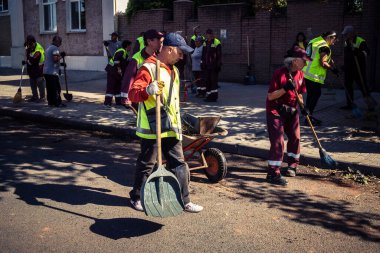 Kharkiv, Ukrayna, 16 Eylül 2025 Temizlik işçileri, Rus Şahin İHA 'sının bir binaya çarptığı sokakta karşılık veriyor. Hasar büyüktü ve bina alev aldı..