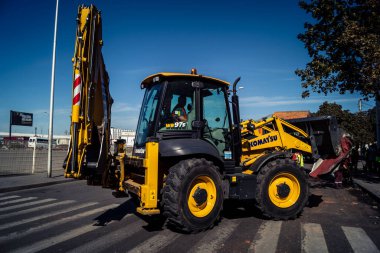 Kharkiv, Ukrayna, 16 Eylül 2025. Rus uçağının çarptığı sokakta temizlik araçları işçisi. Hasar büyüktü ve bina alev aldı..