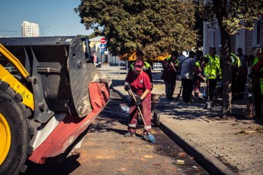 Kharkiv, Ukrayna, 16 Eylül 2025 Temizlik işçileri, Rus Şahin İHA 'sının bir binaya çarptığı sokakta karşılık veriyor. Hasar büyüktü ve bina alev aldı..