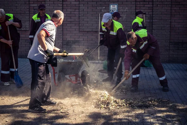 Kharkiv, Ukrayna, 16 Eylül 2025 Temizlik işçileri, Rus Şahin İHA 'sının bir binaya çarptığı sokakta karşılık veriyor. Hasar büyüktü ve bina alev aldı..