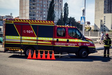 Kharkiv, Ukrayna, 16 Eylül 2025 itfaiye aracı hasarlı binanın yakınına park edilmiş. Hasar büyüktü, bina alev aldı ve çatı un ufak oldu..