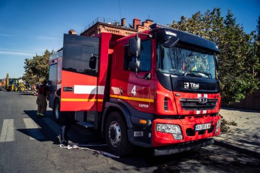 Kharkiv, Ukrayna, 16 Eylül 2025 itfaiye aracı hasarlı binanın yakınına park edilmiş. Hasar büyüktü, bina alev aldı ve çatı un ufak oldu..
