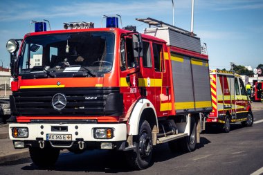 Kharkiv, Ukrayna, 16 Eylül 2025 itfaiye aracı hasarlı binanın yakınına park edilmiş. Hasar büyüktü, bina alev aldı ve çatı un ufak oldu..