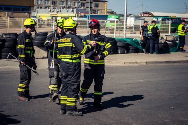 Kharkiv, Ukrayna, 16 Eylül 2025. İtfaiyeciler Rus Şahin İHA 'sının çarptığı bir binaya cevap veriyor. Hasar büyüktü, bina alev aldı ve çatı un ufak oldu..