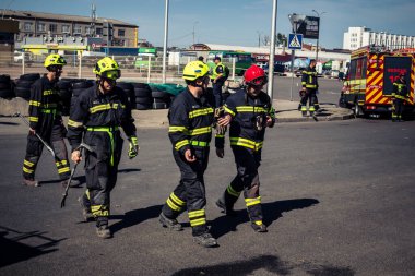 Kharkiv, Ukrayna, 16 Eylül 2025. İtfaiyeciler Rus Şahin İHA 'sının çarptığı bir binaya cevap veriyor. Hasar büyüktü, bina alev aldı ve çatı un ufak oldu..