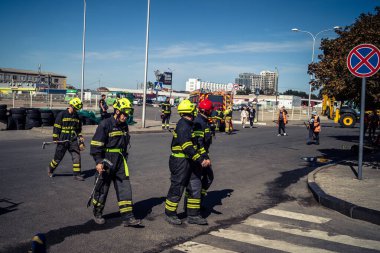 Kharkiv, Ukrayna, 16 Eylül 2025. İtfaiyeciler Rus Şahin İHA 'sının çarptığı bir binaya cevap veriyor. Hasar büyüktü, bina alev aldı ve çatı un ufak oldu..