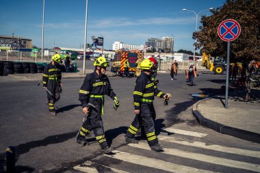 Kharkiv, Ukrayna, 16 Eylül 2025. İtfaiyeciler Rus Şahin İHA 'sının çarptığı bir binaya cevap veriyor. Hasar büyüktü, bina alev aldı ve çatı un ufak oldu..