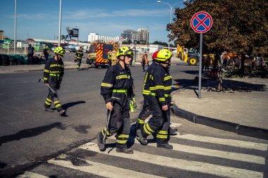 Kharkiv, Ukrayna, 16 Eylül 2025. İtfaiyeciler Rus Şahin İHA 'sının çarptığı bir binaya cevap veriyor. Hasar büyüktü, bina alev aldı ve çatı un ufak oldu..
