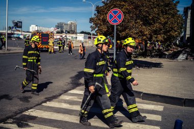 Kharkiv, Ukrayna, 16 Eylül 2025. İtfaiyeciler Rus Şahin İHA 'sının çarptığı bir binaya cevap veriyor. Hasar büyüktü, bina alev aldı ve çatı un ufak oldu..