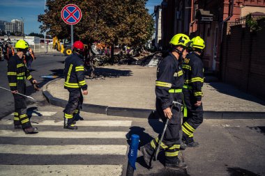 Kharkiv, Ukrayna, 16 Eylül 2025. İtfaiyeciler Rus Şahin İHA 'sının çarptığı bir binaya cevap veriyor. Hasar büyüktü, bina alev aldı ve çatı un ufak oldu..