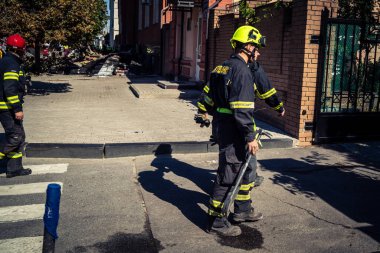 Kharkiv, Ukrayna, 16 Eylül 2025. İtfaiyeciler Rus Şahin İHA 'sının çarptığı bir binaya cevap veriyor. Hasar büyüktü, bina alev aldı ve çatı un ufak oldu..