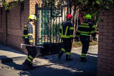 Kharkiv, Ukrayna, 16 Eylül 2025. İtfaiyeciler Rus Şahin İHA 'sının çarptığı bir binaya cevap veriyor. Hasar büyüktü, bina alev aldı ve çatı un ufak oldu..