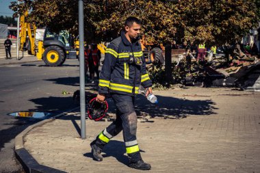 Kharkiv, Ukrayna, 16 Eylül 2025. İtfaiyeciler Rus Şahin İHA 'sının çarptığı bir binaya cevap veriyor. Hasar büyüktü, bina alev aldı ve çatı un ufak oldu..