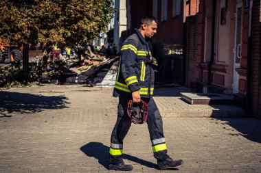 Kharkiv, Ukrayna, 16 Eylül 2025. İtfaiyeciler Rus Şahin İHA 'sının çarptığı bir binaya cevap veriyor. Hasar büyüktü, bina alev aldı ve çatı un ufak oldu..