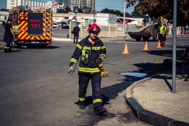 Kharkiv, Ukrayna, 16 Eylül 2025. İtfaiyeciler Rus Şahin İHA 'sının çarptığı bir binaya cevap veriyor. Hasar büyüktü, bina alev aldı ve çatı un ufak oldu..