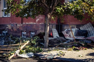 Kharkiv, Ukrayna, 16 Eylül 2025 Kharkiv 'deki bir binaya bir Rus Şaban uçağı çarpmış. Hasar çok fazlaydı. Çatı un ufak oldu, bina alev aldı ve iki kişi öldü..