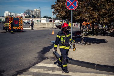 Kharkiv, Ukrayna, 16 Eylül 2025. İtfaiyeciler Rus Şahin İHA 'sının çarptığı bir binaya cevap veriyor. Hasar büyüktü, bina alev aldı ve çatı un ufak oldu..