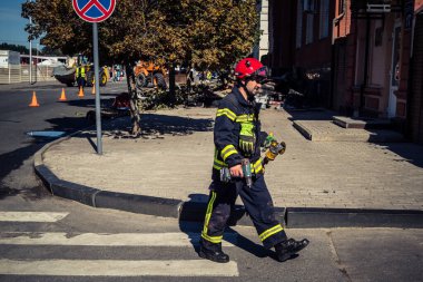 Kharkiv, Ukrayna, 16 Eylül 2025. İtfaiyeciler Rus Şahin İHA 'sının çarptığı bir binaya cevap veriyor. Hasar büyüktü, bina alev aldı ve çatı un ufak oldu..