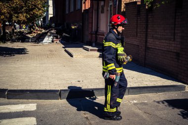 Kharkiv, Ukrayna, 16 Eylül 2025. İtfaiyeciler Rus Şahin İHA 'sının çarptığı bir binaya cevap veriyor. Hasar büyüktü, bina alev aldı ve çatı un ufak oldu..