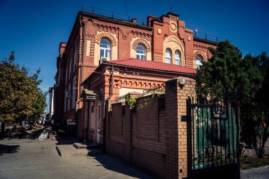 Kharkiv, Ukrayna, 16 Eylül 2025 Kharkiv 'deki bir binaya bir Rus Şaban uçağı çarpmış. Hasar çok fazlaydı. Çatı un ufak oldu, bina alev aldı ve iki kişi öldü..