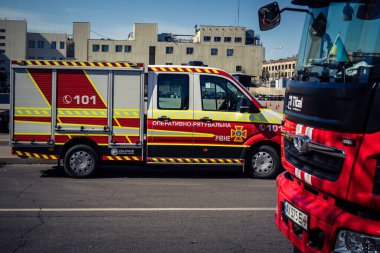 Kharkiv, Ukrayna, 16 Eylül 2025 itfaiye aracı hasarlı binanın yakınına park edilmiş. Hasar büyüktü, bina alev aldı ve çatı un ufak oldu..