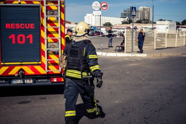 Kharkiv, Ukrayna, 16 Eylül 2025. İtfaiyeciler Rus Şahin İHA 'sının çarptığı bir binaya cevap veriyor. Hasar büyüktü, bina alev aldı ve çatı un ufak oldu..