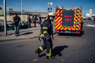 Kharkiv, Ukrayna, 16 Eylül 2025. İtfaiyeciler Rus Şahin İHA 'sının çarptığı bir binaya cevap veriyor. Hasar büyüktü, bina alev aldı ve çatı un ufak oldu..