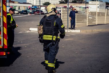 Kharkiv, Ukrayna, 16 Eylül 2025. İtfaiyeciler Rus Şahin İHA 'sının çarptığı bir binaya cevap veriyor. Hasar büyüktü, bina alev aldı ve çatı un ufak oldu..