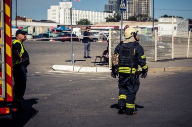 Kharkiv, Ukrayna, 16 Eylül 2025. İtfaiyeciler Rus Şahin İHA 'sının çarptığı bir binaya cevap veriyor. Hasar büyüktü, bina alev aldı ve çatı un ufak oldu..