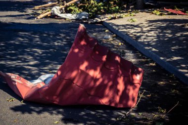 Kharkiv, Ukrayna, 16 Eylül 2025 Kharkiv 'deki bir binaya bir Rus Şaban uçağı çarpmış. Hasar çok fazlaydı. Çatı un ufak oldu, bina alev aldı ve iki kişi öldü..