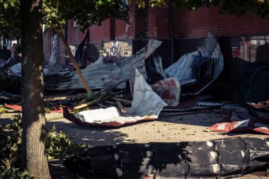 Kharkiv, Ukrayna, 16 Eylül 2025 Kharkiv 'deki bir binaya bir Rus Şaban uçağı çarpmış. Hasar çok fazlaydı. Çatı un ufak oldu, bina alev aldı ve iki kişi öldü..