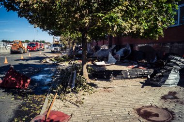 Kharkiv, Ukrayna, 16 Eylül 2025 Kharkiv 'deki bir binaya bir Rus Şaban uçağı çarpmış. Hasar çok fazlaydı. Çatı un ufak oldu, bina alev aldı ve iki kişi öldü..