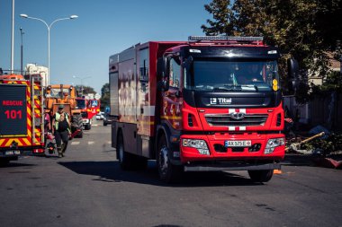 Kharkiv, Ukrayna, 16 Eylül 2025 itfaiye aracı hasarlı binanın yakınına park edilmiş. Hasar büyüktü, bina alev aldı ve çatı un ufak oldu..
