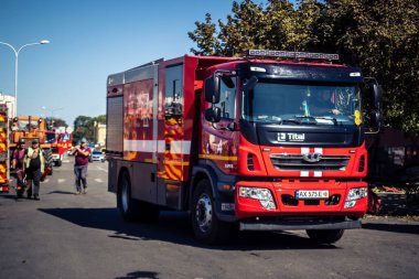 Kharkiv, Ukrayna, 16 Eylül 2025 itfaiye aracı hasarlı binanın yakınına park edilmiş. Hasar büyüktü, bina alev aldı ve çatı un ufak oldu..