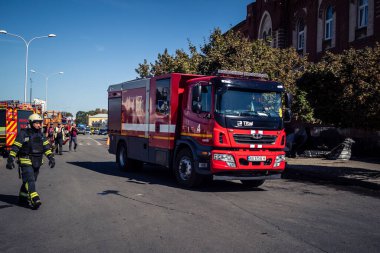 Kharkiv, Ukrayna, 16 Eylül 2025 itfaiye aracı hasarlı binanın yakınına park edilmiş. Hasar büyüktü, bina alev aldı ve çatı un ufak oldu..