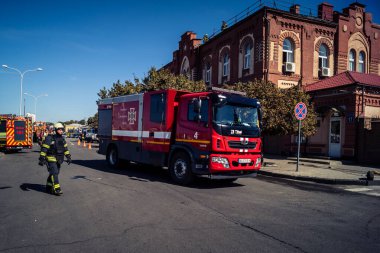 Kharkiv, Ukrayna, 16 Eylül 2025 itfaiye aracı hasarlı binanın yakınına park edilmiş. Hasar büyüktü, bina alev aldı ve çatı un ufak oldu..