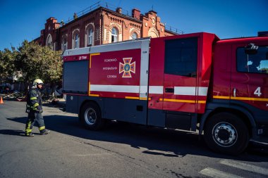 Kharkiv, Ukrayna, 16 Eylül 2025 itfaiye aracı hasarlı binanın yakınına park edilmiş. Hasar büyüktü, bina alev aldı ve çatı un ufak oldu..