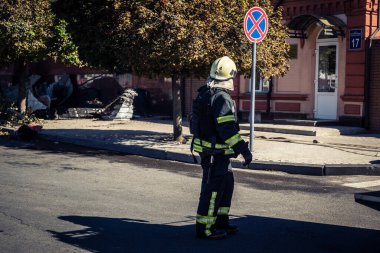 Kharkiv, Ukrayna, 16 Eylül 2025. İtfaiyeciler Rus Şahin İHA 'sının çarptığı bir binaya cevap veriyor. Hasar büyüktü, bina alev aldı ve çatı un ufak oldu..