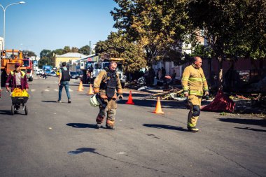 Kharkiv, Ukrayna, 16 Eylül 2025. İtfaiyeciler Rus Şahin İHA 'sının çarptığı bir binaya cevap veriyor. Hasar büyüktü, bina alev aldı ve çatı un ufak oldu..
