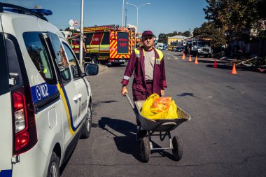 Kharkiv, Ukrayna, 16 Eylül 2025 Temizlik işçileri, Rus Şahin İHA 'sının bir binaya çarptığı sokakta karşılık veriyor. Hasar büyüktü ve bina alev aldı..