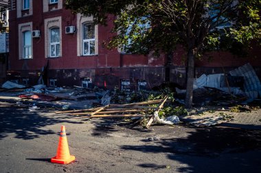 Kharkiv, Ukrayna, 16 Eylül 2025 Kharkiv 'deki bir binaya bir Rus Şaban uçağı çarpmış. Hasar çok fazlaydı. Çatı un ufak oldu, bina alev aldı ve iki kişi öldü..