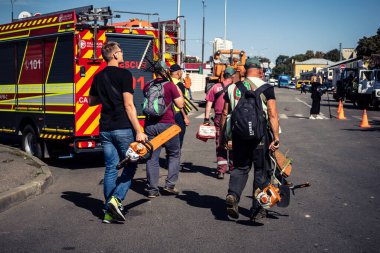 Kharkiv, Ukrayna, 16 Eylül 2025 Temizlik işçileri, Rus Şahin İHA 'sının bir binaya çarptığı sokakta karşılık veriyor. Hasar büyüktü ve bina alev aldı..