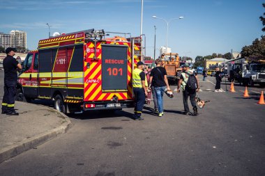 Kharkiv, Ukrayna, 16 Eylül 2025 itfaiye aracı hasarlı binanın yakınına park edilmiş. Hasar büyüktü, bina alev aldı ve çatı un ufak oldu..