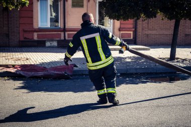 Kharkiv, Ukrayna, 16 Eylül 2025. İtfaiyeciler Rus Şahin İHA 'sının çarptığı bir binaya cevap veriyor. Hasar büyüktü, bina alev aldı ve çatı un ufak oldu..
