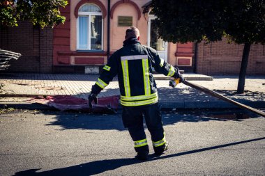 Kharkiv, Ukrayna, 16 Eylül 2025. İtfaiyeciler Rus Şahin İHA 'sının çarptığı bir binaya cevap veriyor. Hasar büyüktü, bina alev aldı ve çatı un ufak oldu..