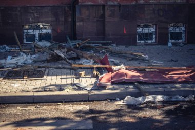 Kharkiv, Ukrayna, 16 Eylül 2025 Kharkiv 'deki bir binaya bir Rus Şaban uçağı çarpmış. Hasar çok fazlaydı. Çatı un ufak oldu, bina alev aldı ve iki kişi öldü..