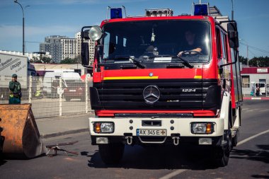 Kharkiv, Ukrayna, 16 Eylül 2025 itfaiye aracı hasarlı binanın yakınına park edilmiş. Hasar büyüktü, bina alev aldı ve çatı un ufak oldu..