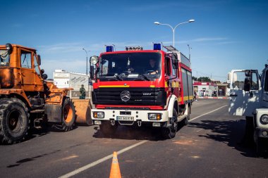 Kharkiv, Ukrayna, 16 Eylül 2025 itfaiye aracı hasarlı binanın yakınına park edilmiş. Hasar büyüktü, bina alev aldı ve çatı un ufak oldu..