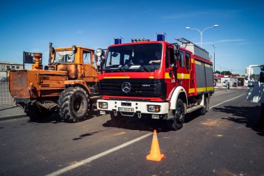 Kharkiv, Ukrayna, 16 Eylül 2025 itfaiye aracı hasarlı binanın yakınına park edilmiş. Hasar büyüktü, bina alev aldı ve çatı un ufak oldu..