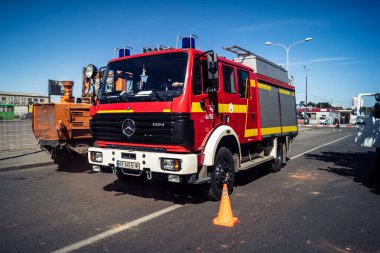Kharkiv, Ukrayna, 16 Eylül 2025 itfaiye aracı hasarlı binanın yakınına park edilmiş. Hasar büyüktü, bina alev aldı ve çatı un ufak oldu..